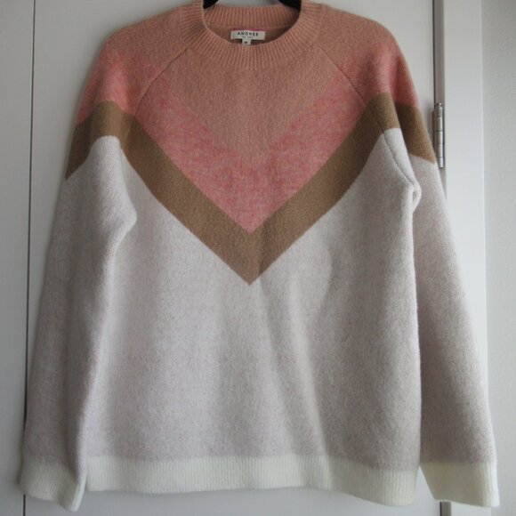 Pink and White‎ Sweater - Picture 2 of 10